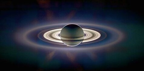 Тени Сатурна  в чернильной темноте космоса