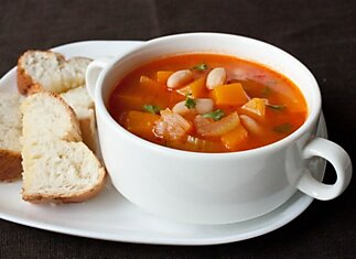 Овощной суп с тыквой и фасолью.