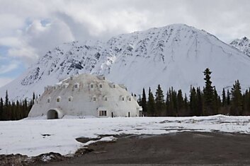 Заброшенный отель иглу на Аляске (16 фото)