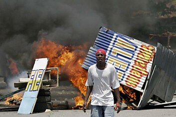Бунт голодающих на Гаити (9 фото)