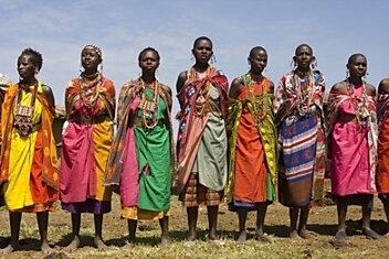 В Кении есть обычай, по которому в первый месяц после свадьбы жених должен носить женскую одежду.