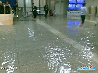 Китайский аэропорт превратился в порт (12 фото)