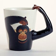 Кружка с ручкой в виде руки обезьяны