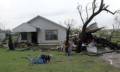 Торнадо на юге США забросил во двор дома самолет