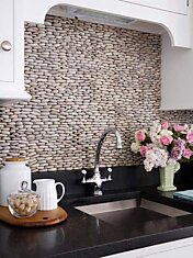 Потрясающая красота — кухонная стена из морской гальки.
