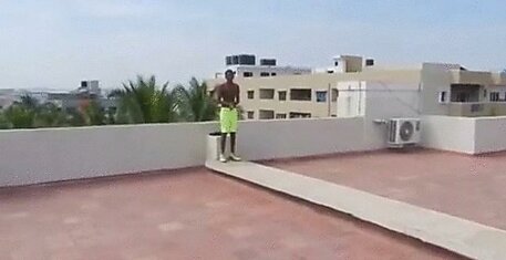 Экстремальный прыжок с пятого этажа в бассейн (видео)