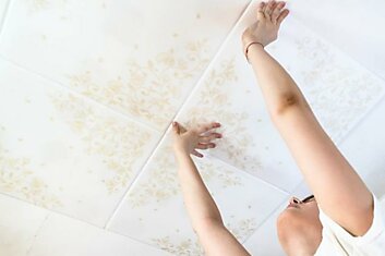 Зачем мудрые домохозяйки наклеивают пенопласт на потолок