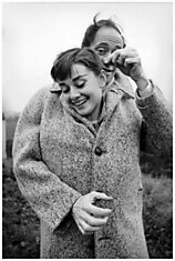 Мел Феррер заботливо укутал свою жену Одри Хепберн, 1956.