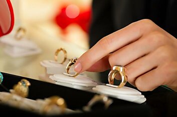 Продавщица ювелирного магазина показывает, как быстро определить размер кольца на палец