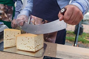 Повар из Стамбула показал, как нарезать сыр, если гостей много, а сыра мало