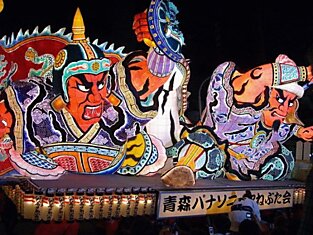 Гигантские бумажные фонари на японском фестивале Аомори Небута
