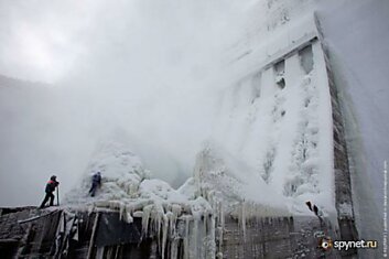 Саяно-Шушенская ГЭС покрылась льдом толщиной в 30 метров (18 фото)