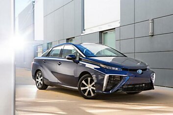 Toyota начала продажи автомобиля с водородным двигателем