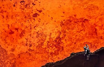 Человек спустился в кратер вулкана Marum