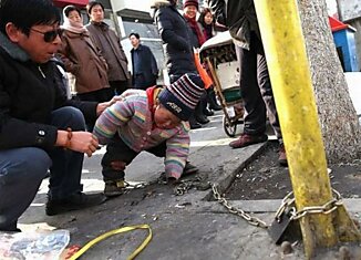 Как китайцы оберегают детей (4 фото)