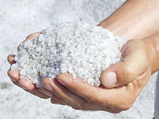 Зачем рассыпать соль на пороге дома