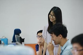 В Китае софтварные компании нанимают девушек для создания весёлой рабочей атмосферы