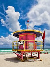Красочные домики пляжных спасателей Майями