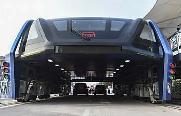 В Китае запустили автобус-портал