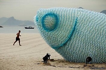 Скульптура из пластиковых бутылок, Рио-де-Жанейро.