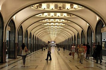 Иностранная туристка в  Московском метро
