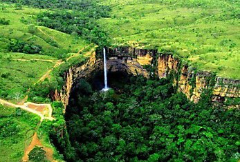 Водопад в Национальном парке Шапада Гимараес, Бразилия