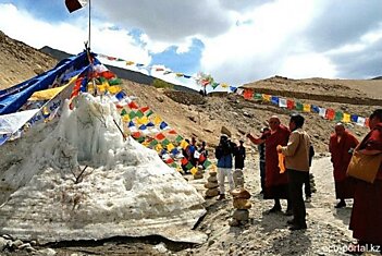 Тибетские монахи построили ледники для снабжения водой местных деревень