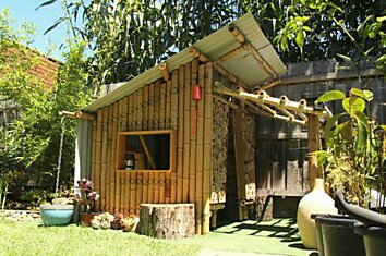 Идея домика из бамбука для детей