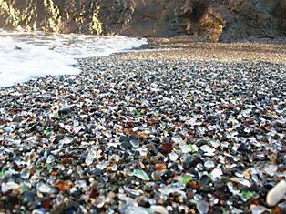 Необычный пляж из стекла в Калифорнии