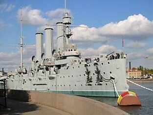 В Петербурге прогулочный катер врезался в легендарный крейсер "Аврора"