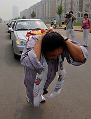 Китайская женщина протащила волосами шесть машин