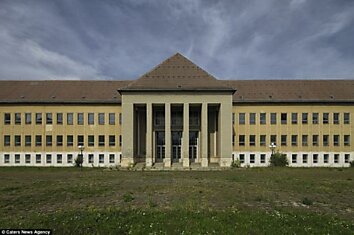Внутри заброшенной школы Гитлерюгенд
