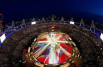 Британский флаг от Дэмьена Херста на закрытии Олимпиады
