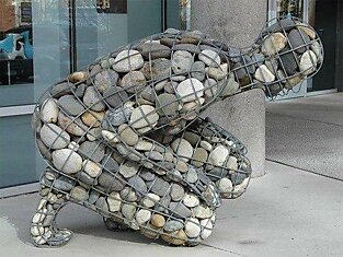 Скульптура из камней "Каждому своя ноша по силам"