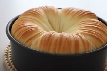 Подруга из Мурманска научила печь воздушный хлеб, что напоминает моток шерсти