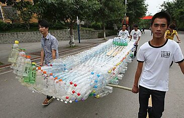 Мля Китайцы как всегда, впереди планеты всей)) Лодка из 1504 пластиковых бутылок