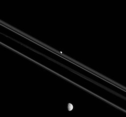 Cassini прислал новые снимки лун Сатурна — Мимаса и Пандоры