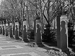 Каждое утро и вечер в Белгородском городском парке появляются тени героев Великой Отечественной войны...