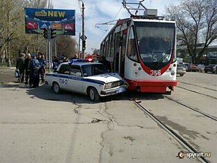 Гаишник врезался в трамвай (8 фото)