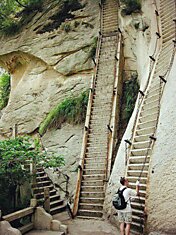 Лестница в горах ХуаШань, Китай