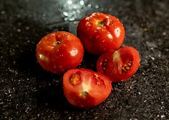 Почему у покупных помидоров часто бывают жесткие белые прожилки и можно ли есть такие плоды