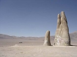 Статуя руки в пустыне Атакама.