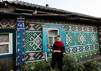 Деревенский дом с фасадом-мозаикой из бутылочных крышек