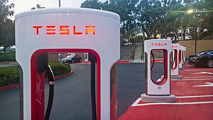 Революция в автоиндустрии! Компания Tesla строит сеть бесплатных заправок для своих электромобилей.