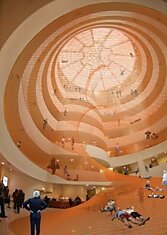 Спиральная сетка-батут в музее Гуггенхайма, Нью-Йорк