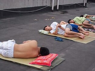 Китайские студенты спасаются от жары