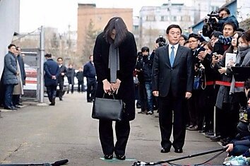 Девушка с опущенной головой — дочь главы компании Korean Airlines Cho Hyun-а.
