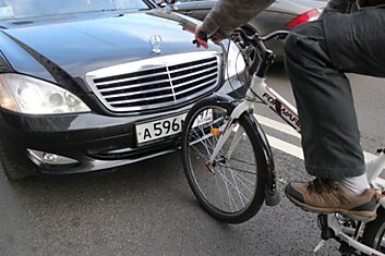 Велосипедист против правительственного Мерседеса (13 фото)