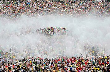 Люди участвуют в фестивале водных брызг в городе Сишуанбаньна, китайская провинция Юньнань