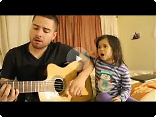 Папа с дочкой поют песню